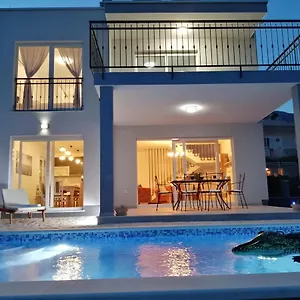 Villa Fidelissima, Kaštela